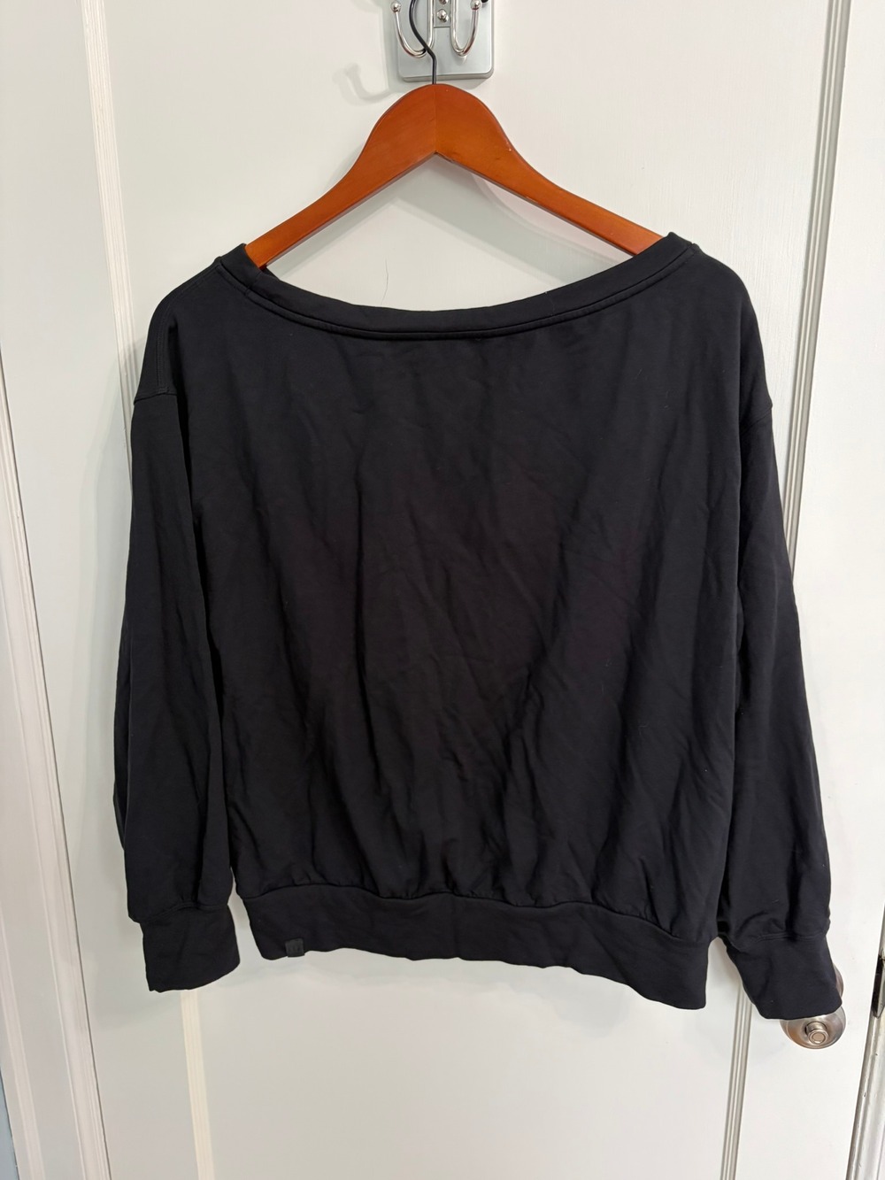 Lululemon Twist Back-to-Front Pullover Black *No Size Tag Off Shoulder Crop